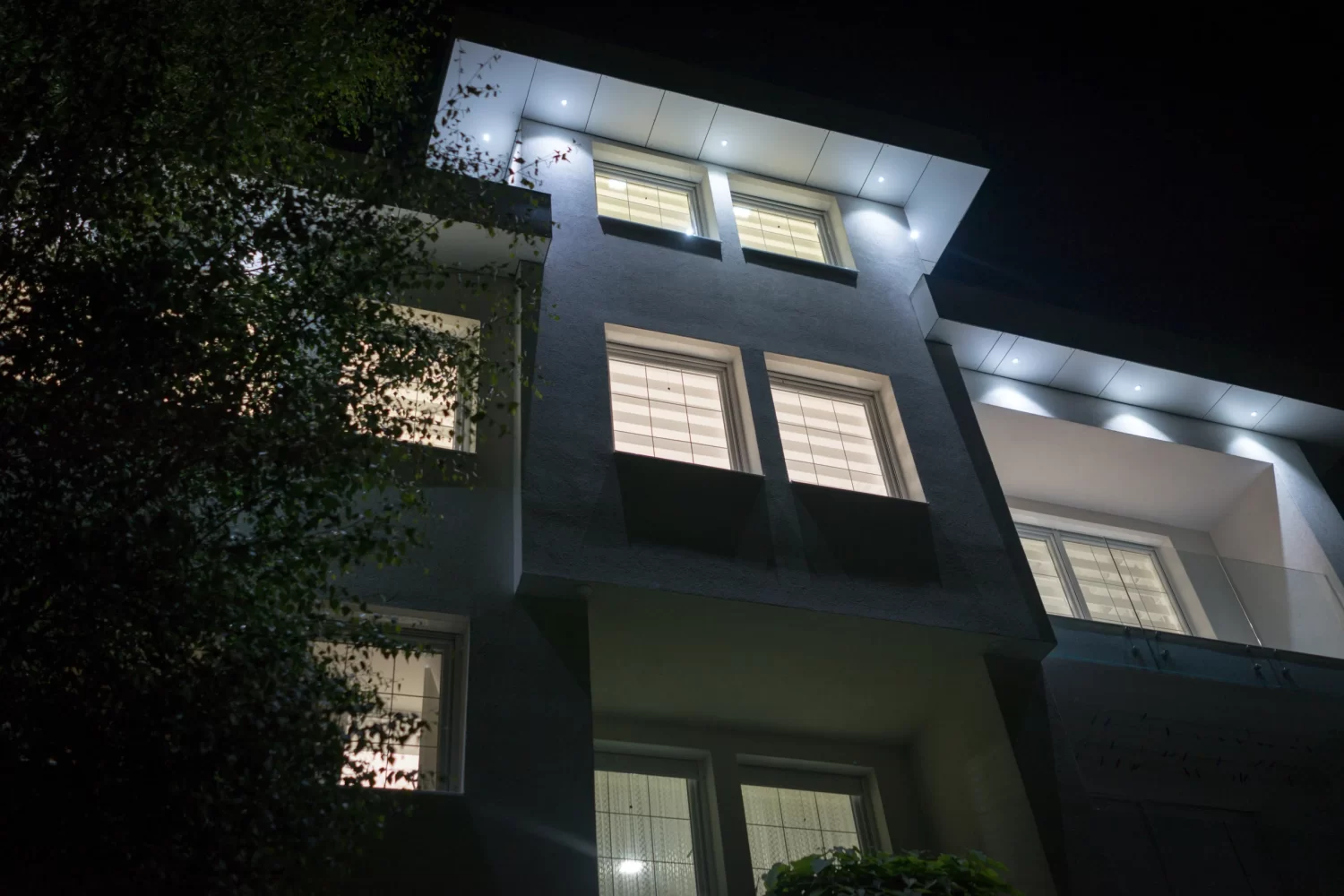 night-view-white-beautiful-modern-house